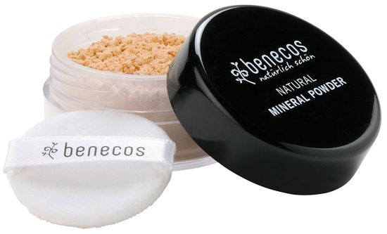 Maquiagem com pó solto de areia